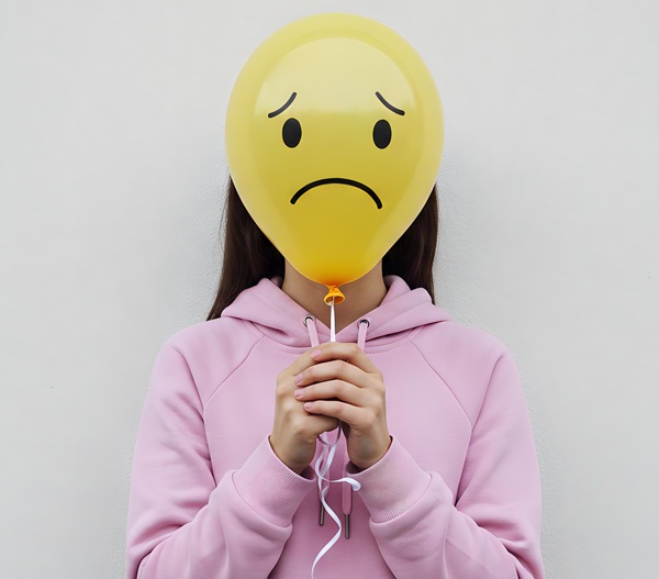 Woman with Yellow Balloon Sad Face Pink Hoodie Portrait Coaching conflits relationnels